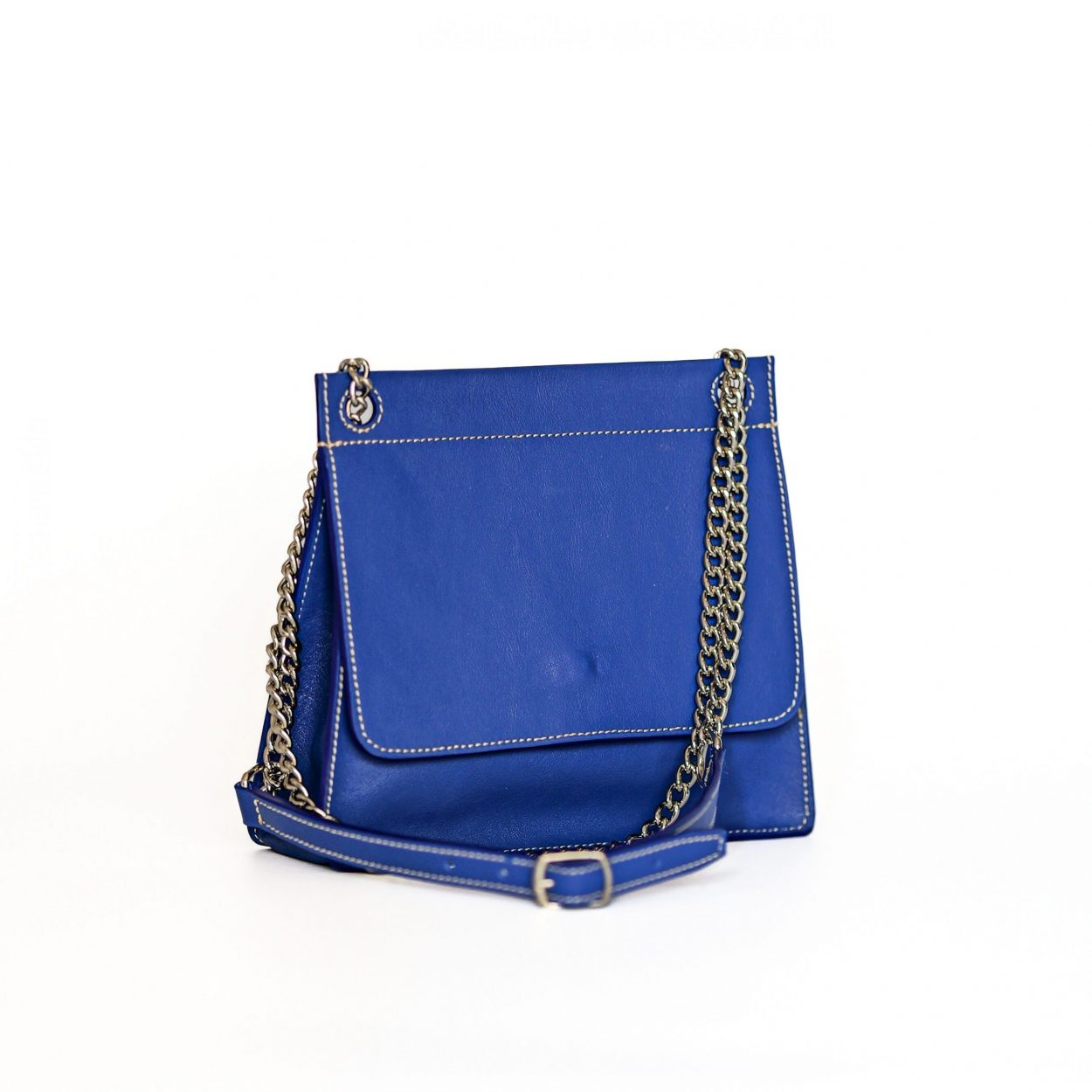 Sac model hilou bleu nuit en cuir , avec rabat fermeture top aimant, bandoulière chaine réglable 5 trous