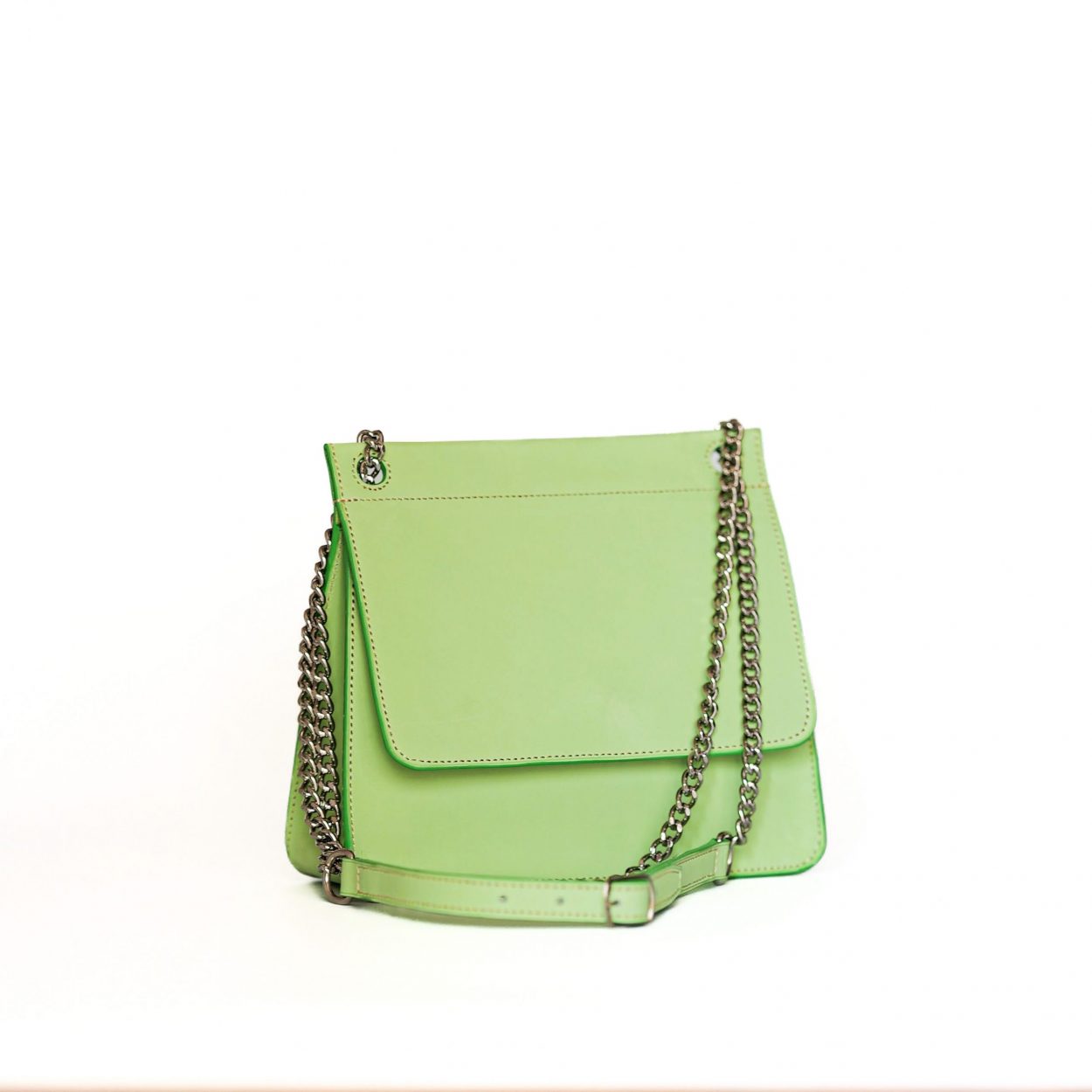 Sac Hilou vert eau cuir, bandouliere chaine nickel, reglabe 5 trous . rabat fermeture top aimant