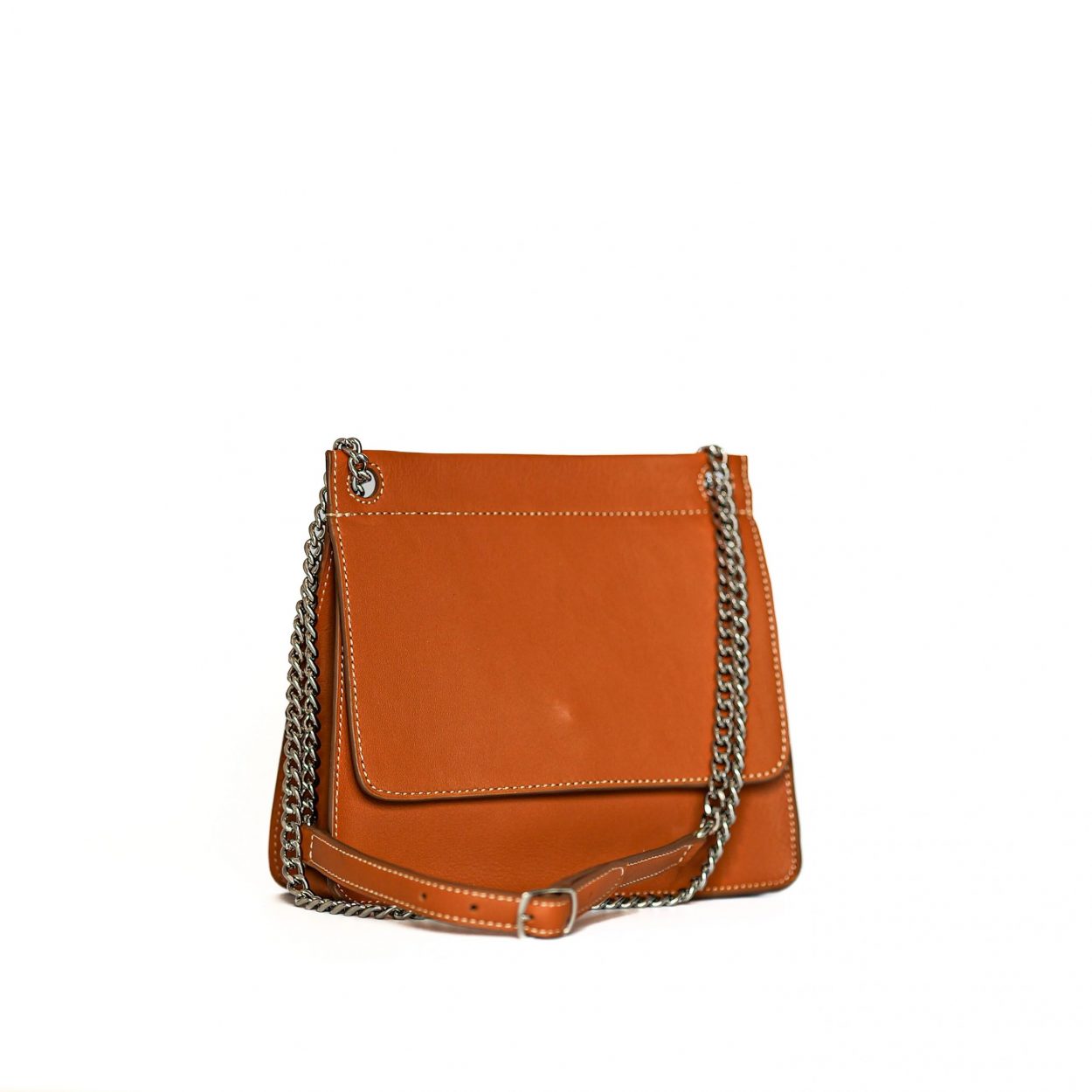 Sac model hilou marron en cuir , avec rabat fermeture top aimant, bandouliere chaine reglable 5 trous