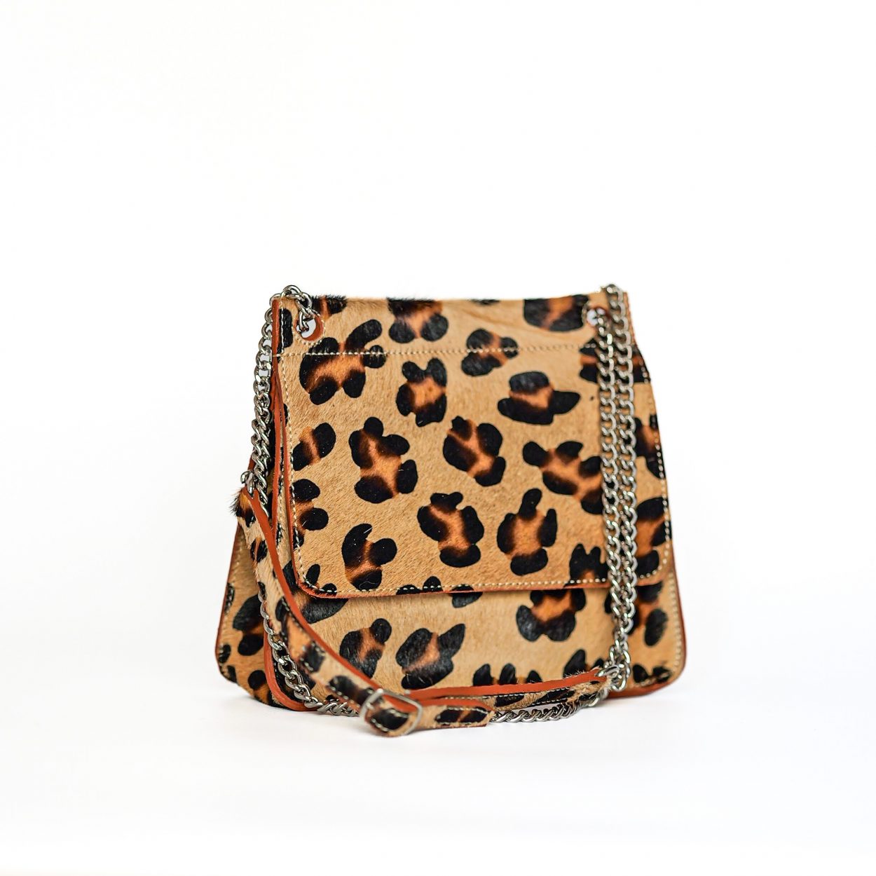 Sac model hilou poils leopard en cuir , avec rabat fermeture top aimant, bandoulière chaine réglable 5 trous